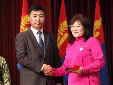 БАГШ АЖИЛЧДЫГ 100 ЖИЛИЙН ОЙН МЕДИАЛААР ШАГНАН УРАМШУУЛЛАА