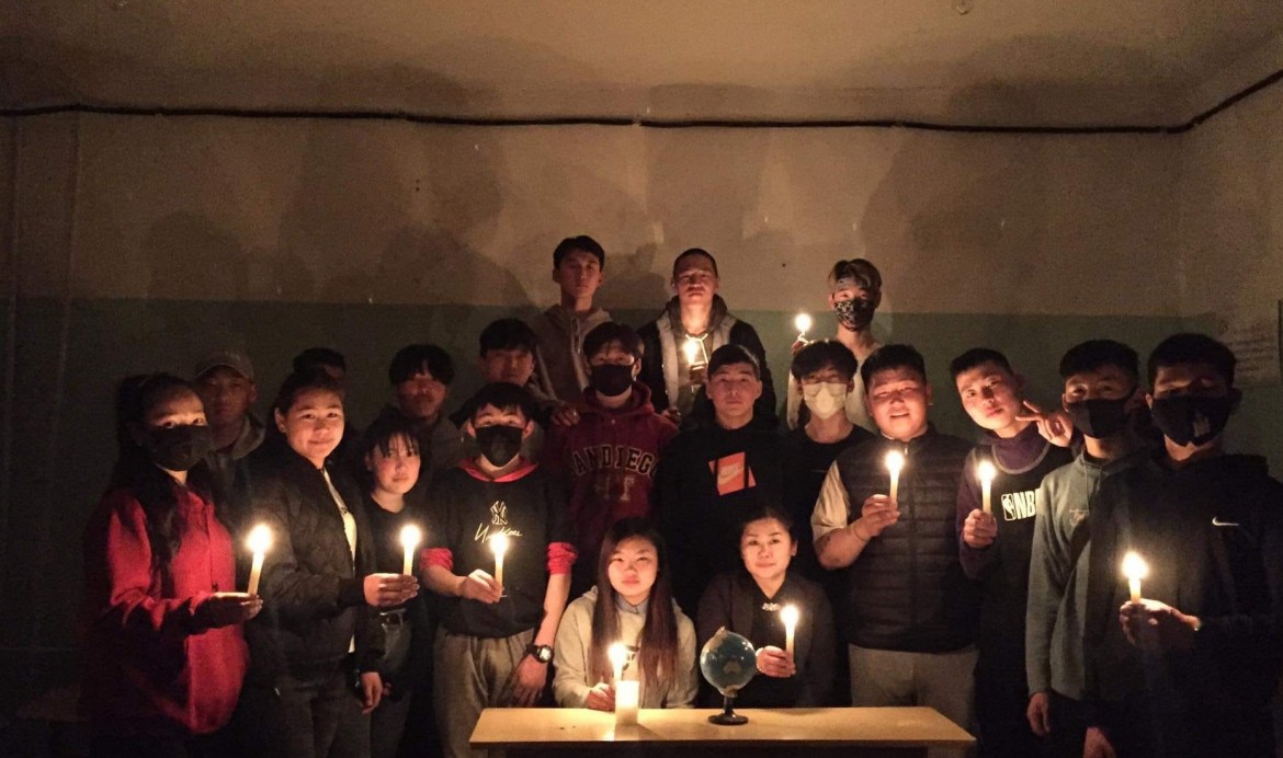 Дотуур байрны хүүхдүүдтэйгээ 