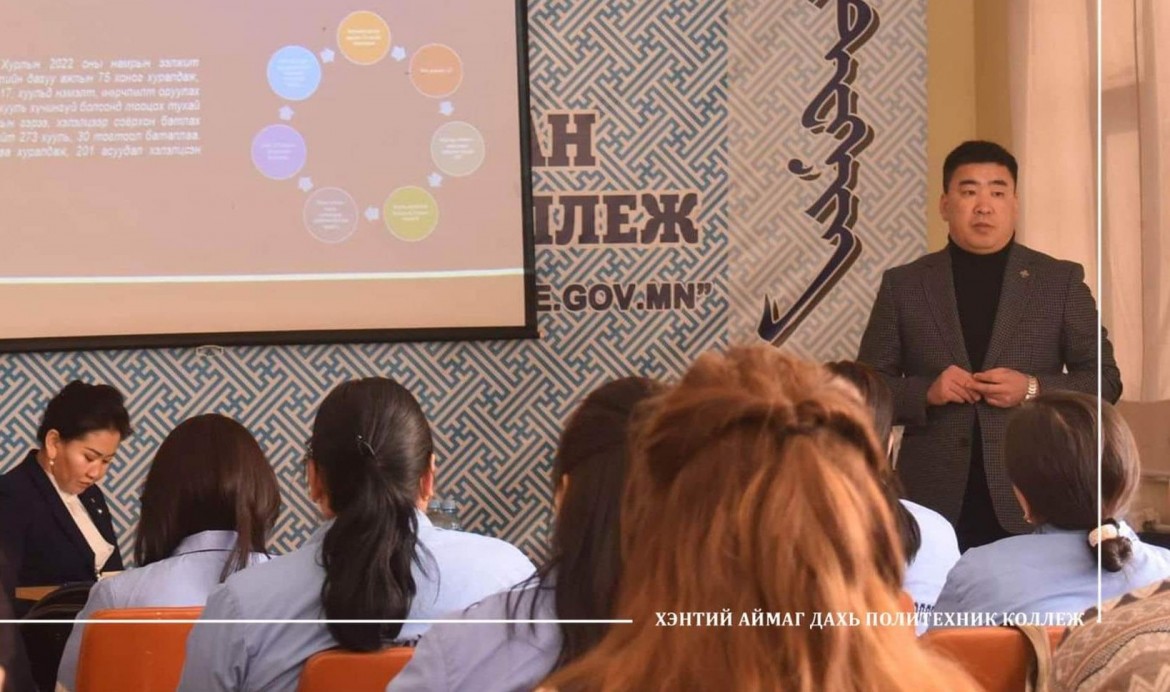 “УИХ-ЫН Ц.ИДЭРБАТ ГИШҮҮН БАГШ АЖИЛЧИДТАЙ УУЛЗАЛТ ХИЙЛЭЭ.”