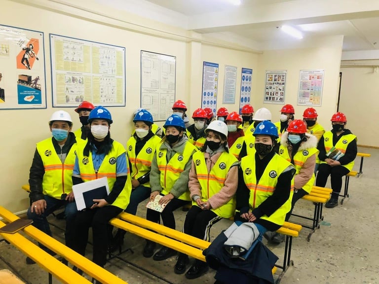Хэнтий аймаг дахь политехник коллежийн аюулгүй ажиллагааны техникч мэргэжлийн ангийн суралцагчид Уулын баяжуулах Бор өндөр үйлдвэрт очиж туршлага судаллаа.